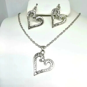 NWOT Elegant Heart Necklace and Earrings Set